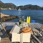 Country With And Dock In بيت للعطل
